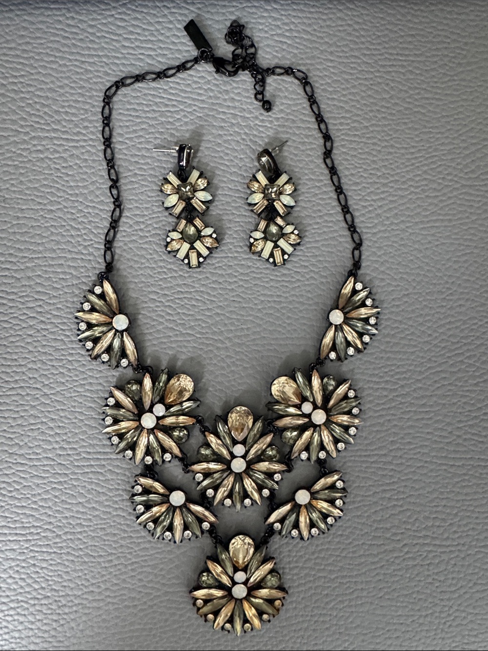 INC INTERNATIONAL CONCEPTS STATEMENT FLOWER NECKLACE AND PIERCED EARRINGS SET